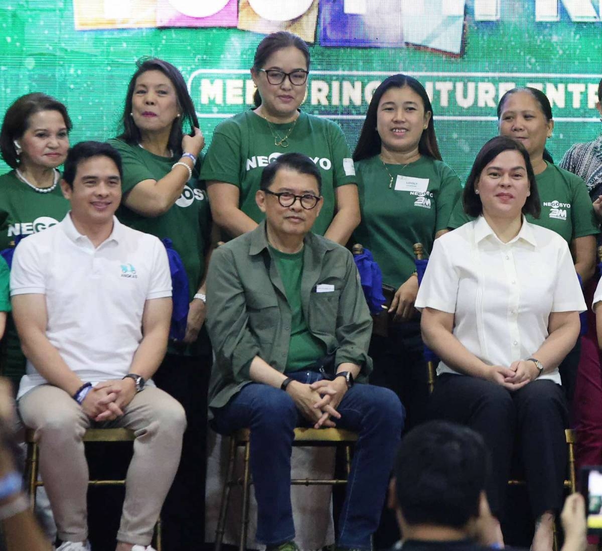 Vice President Sara Duterte-Carpio poses with Go Negosyo Founder Joey Concepcion during the Youthpreneur at the Rizal High School in Pasig City. Youthpreneur is a joint project of the Department of Education and Go Negosyo that aims to teach young Filipinos entrepreneurship. PHOTOS BY ISMAEL DE JUAN