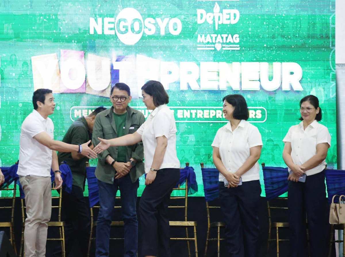 Vice President Sara Duterte-Carpio poses with Go Negosyo Founder Joey Concepcion during the Youthpreneur at the Rizal High School in Pasig City. Youthpreneur is a joint project of the Department of Education and Go Negosyo that aims to teach young Filipinos entrepreneurship. PHOTOS BY ISMAEL DE JUAN