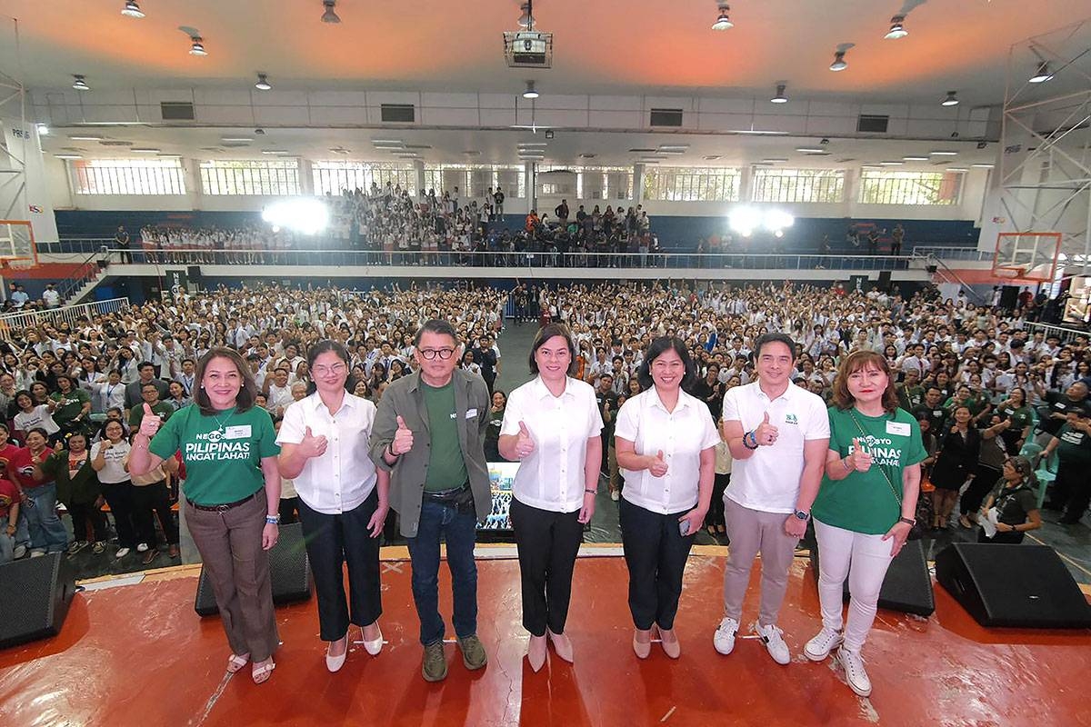 STARTING THEM YOUNG Vice President and Education Secretary Sara Duterte and Go Negosyo founder Jose Ma. ‘Joey’ Concepcion 3rd (center) encouraged senior high school students at the Rizal High School in Pasig City to consider being entrepreneurs on Monday, April 8, 2024. With them are (from left) WomenBiz President and Palscon’s Rhoda Caliwara, Education Assistant Secretary Alma Ruby Torio, Undersecretary Gina Gonong, Angkas CEO George Royeca, and Richwell CEO Myrna Yao. CONTRIBUTED PHOTO