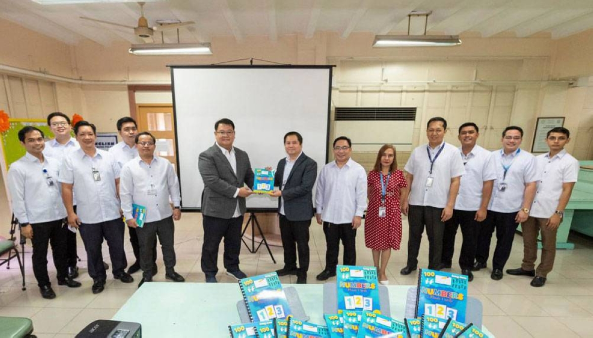 New Era University Integrated School principal Sunday Sibul (center) receives the educational learning resource materials from the representatives of the Iglesia Ni Cristo Christian Family Organizations Liaison headed by INC minister Jai Orosa (6th from left). CONTRIBUTED PHOTO