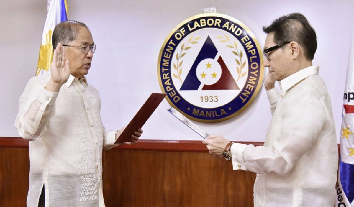 Department of Labor and Employment (DoLE) Secretary Bienvenido Laguesma, an ex officio member of the Social Security Commission, administers the oath of office of Jesus Sale Jr., as the newly appointed board member representing the workers’ group of the Social Security System at the DoLE Central Office in Intramuros, Manila, on April 11, 2024. Sale’s appointment by President Ferdinand Marcos Jr. was announced by the Presidential Communications Office on April 3. CONTRIBUTED PHOTO