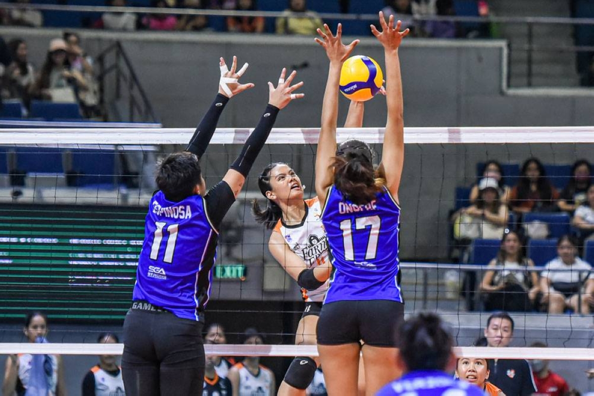 Cait Viray tries to score against two defenders. PVL PHOTO