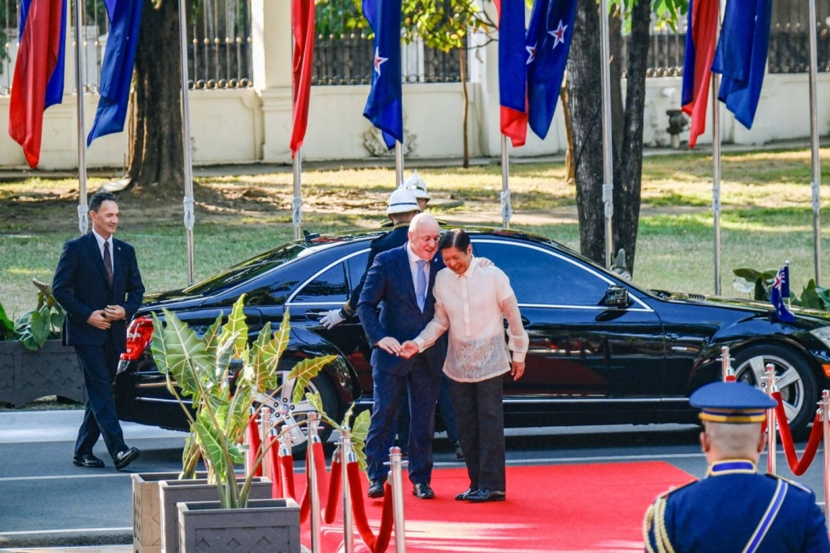 LUXON IN MANILA President Ferdinand Marcos Jr. welcomes New Zealand Prime Minister Christopher Luxon at Malacañang on Thursday, April 18, 2024. Luxon will be in the country until Saturday, April 20, for an official visit. PPA POOL