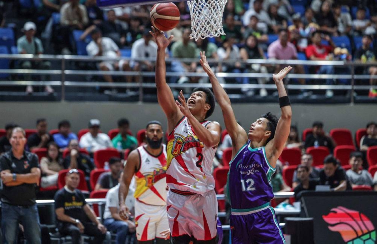 Don Trollano (left) of San Miguel scores against Alec Stockton of Converge. PBA IMAGE 