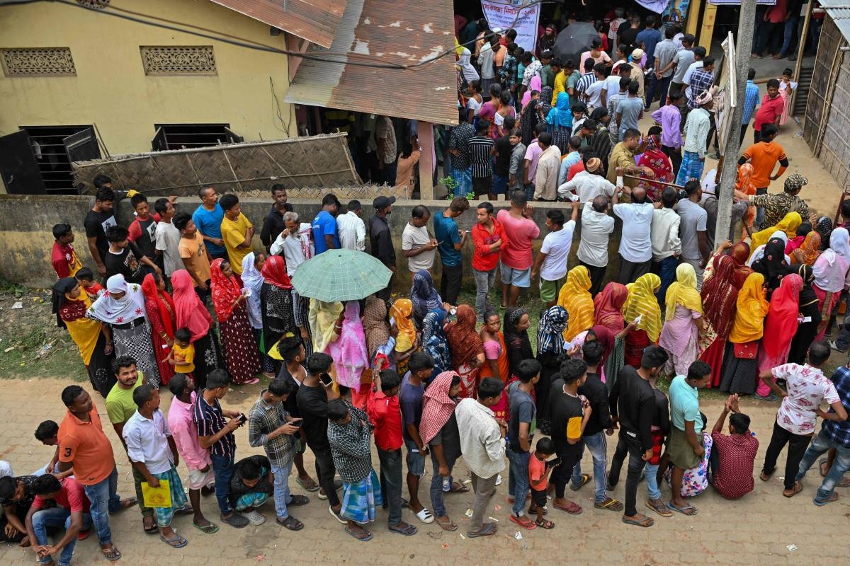 VOTING STARTS Voters queue up to cast their ballot outside a polling station during the first phase of voting for India’s general election in Kathalguri village, Nagaon district of Assam state, on Friday, April 19, 2024. AFP Photo