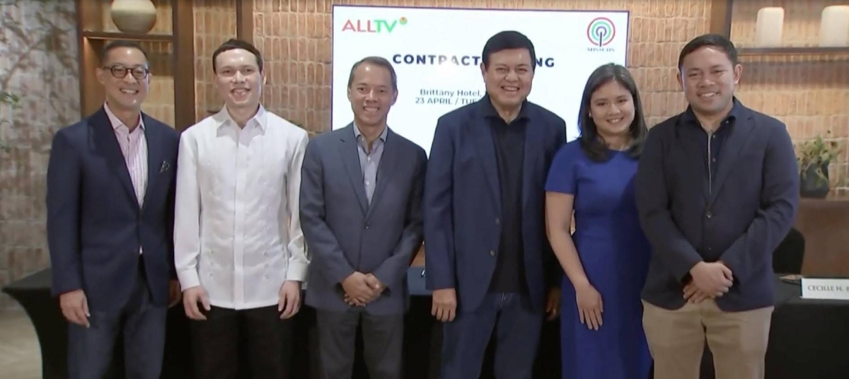 Also present at the contract signing were (from left) Katigbak, Vista Land and Lifescapes Inc. president and CEO Paolo Villar, ABS-CBN Chairman Mark Lopez, Villar Group Chairman Manny Villar, All Value Holdings Corp. president and CEO Camille Villar and Senator Mark Villar.