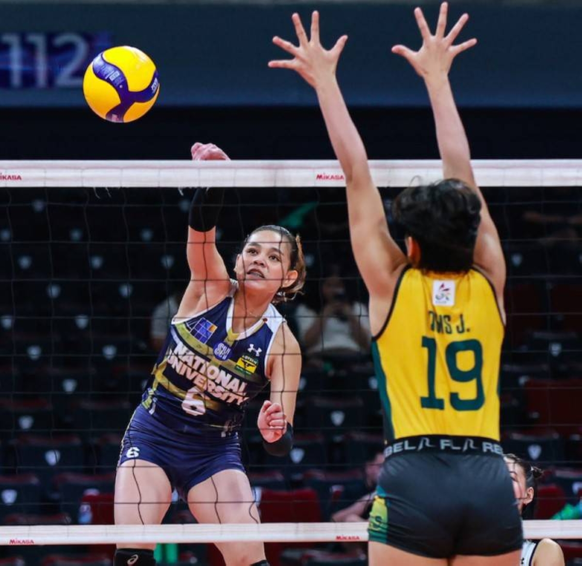 NU’s Vangie Alinsug tries to score against FEU’s Jean Asis during the UAAP Season 86 women’s volleyball first round at the Mall of Asia Arena in Pasay on March 6, 2024. PHOTO BY RIO DELUVIO