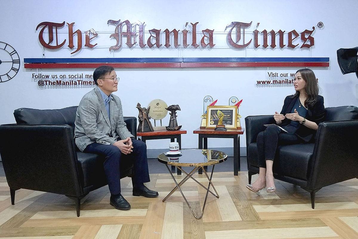 Winds of change Atty. Lia Badillo-Crisostomo, host of PrimeTimes, interviews Ken Cho, MIRU System’s vice president for election business. PHOTO BY J. GERARD SEGUIA