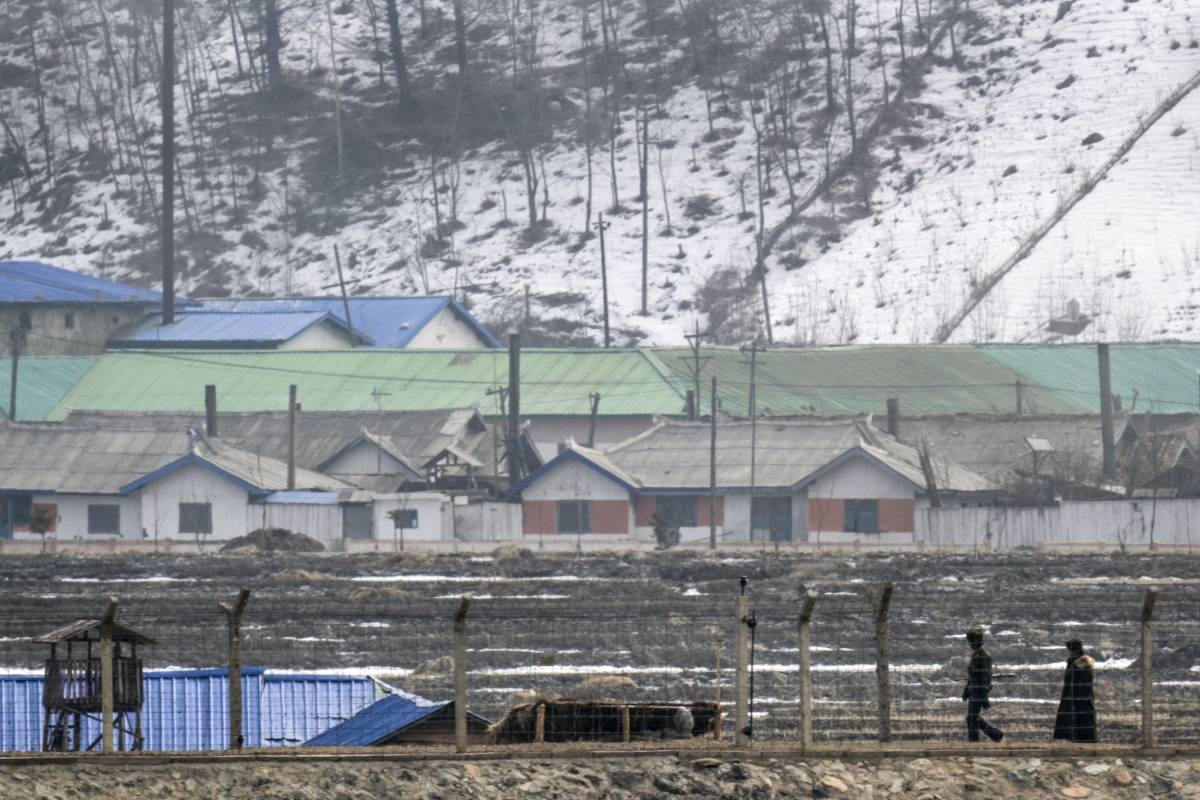 This photo taken on February 29, 2024 shows North Korean soldiers along the Yalu River in North Korea's county of Chunggang, as seen from Linjiang in the province of Jilin, northeast China. AFP PHOTO