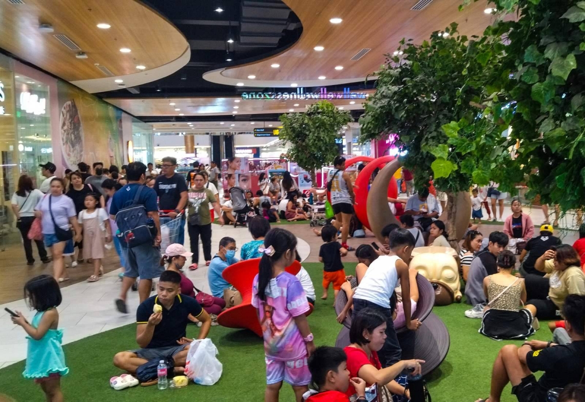 People escape the unbearable summer heat by staying inside a mall in Antipolo City on Monday, April 29, 2024. PHOTOS BY JOHN ORVEN VERDOTE
