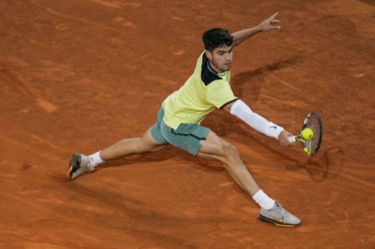 UNSEATED Carlos Alcaraz of Spain returns the ball to Andrey Rublev of Russia during the Mutua Madrid Open tennis tournament in Madrid, Wednesday, May 1, 2024.  AP PHOTO