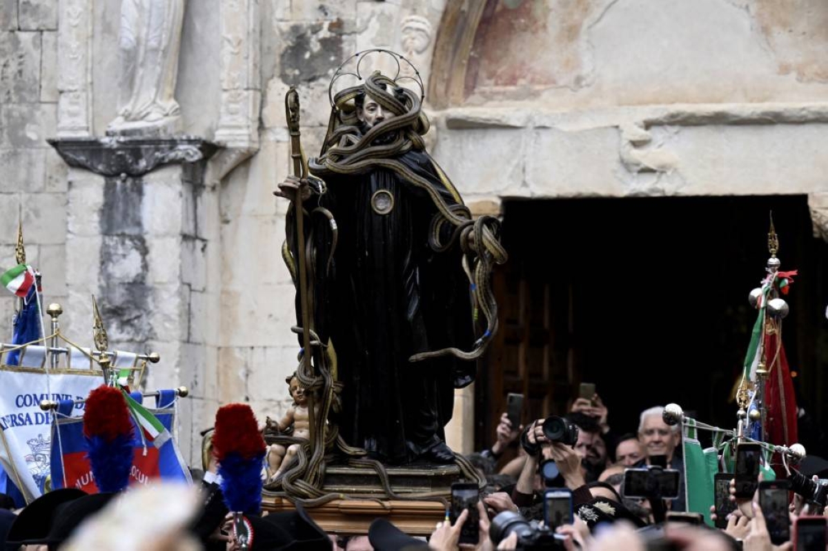 HOLY SNAKES! Snakes cover the statue of St. Dominic of Sora during the procession held in his honor in the village of Cocullo, central Italy on Wednesday, May 1, 2024. AFP PHOTO