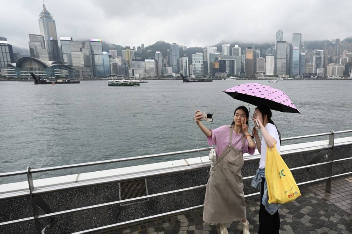 PRETTY PICTURE Two mainland Chinese tourists pose for selfies at the Tsim Sha Tsui waterfront in Hong Kong on Wednesday, May 1, 2024. AFP PHOTO