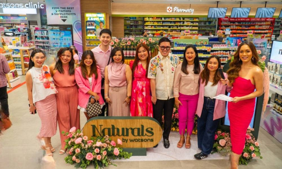 Watsons executives and event host Kaladkaren (rightmost) at the Prestige Rose line launch.