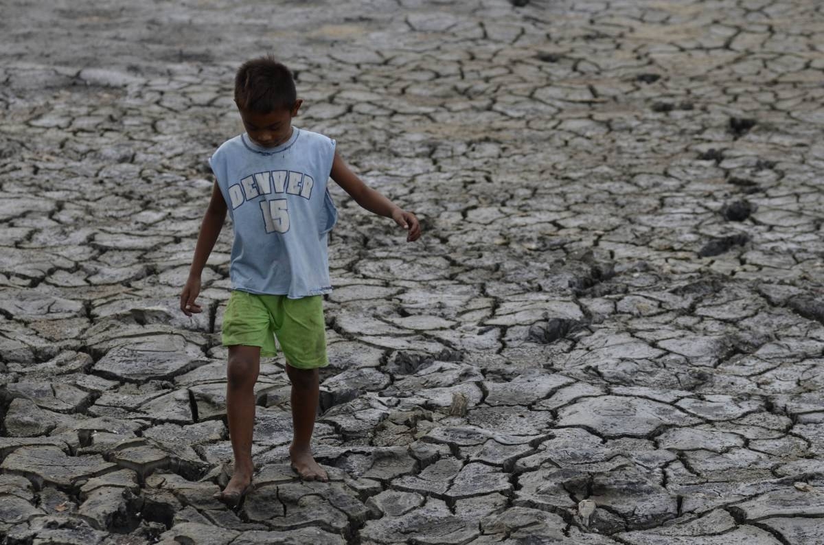 pt2/news/oct7/061015_drought3
Photo By Russell Palma
Drought! 8 year old Mac Mac Abobo walk across a dry flat land that was supposed to be a fish pond this was the effect of EL nino at Noveleta Cavite City 