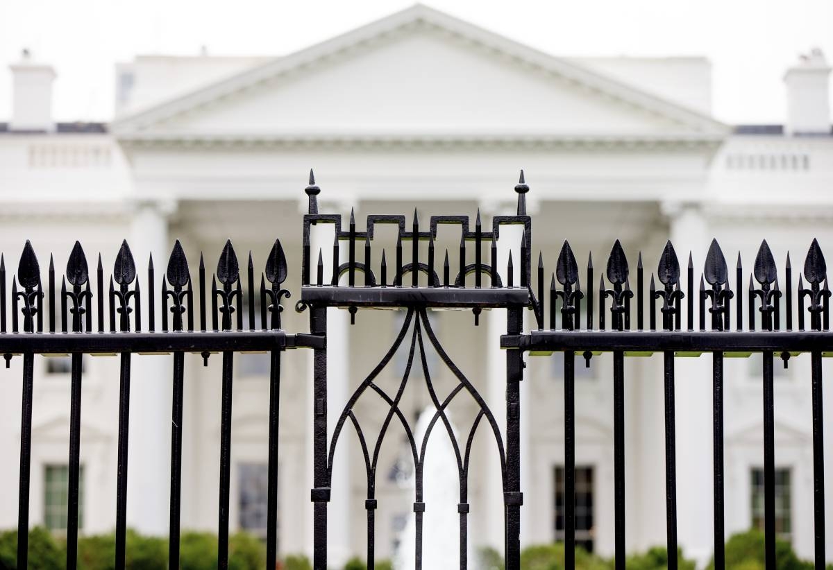 A driver dies after crashing into a security barrier around the White House complex - Vimarsana News
