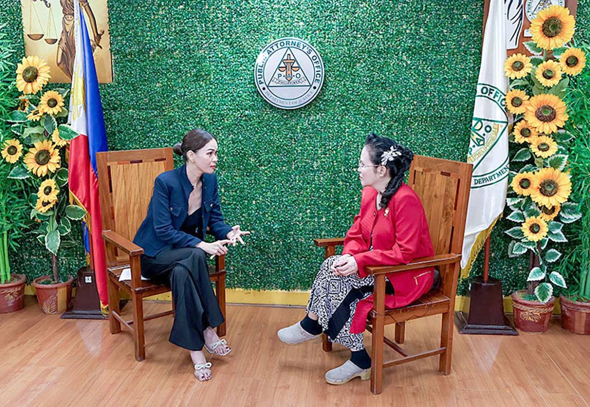Lia Basilan-Crisostomo interviews PAO chief Persida Rueda-Acosta (right).
