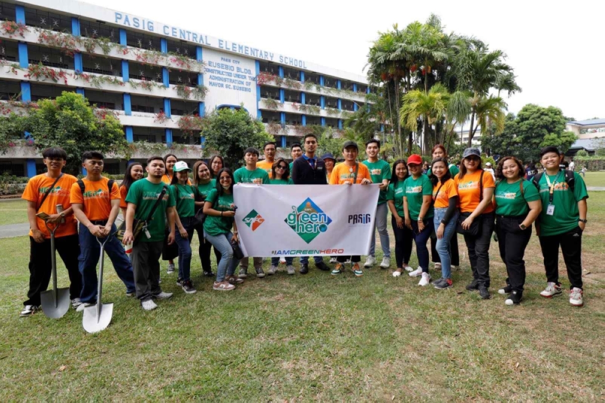 Members of the South Asialink Finance Corp. lend a hand to the Pasig City local government with its tree growing initiative. CONTRIBUTED PHOTO