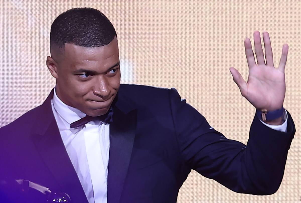 WHAT’S NEXT? Paris Saint-Germain’s French forward Kylian Mbappe waves as he delivers a speech after receiving the Best Players Ligue 1 Award at the end of the TV show at the French National Union of Professional Footballers union trophy ceremony in Paris on May 13, 2024.  AFP PHOTO