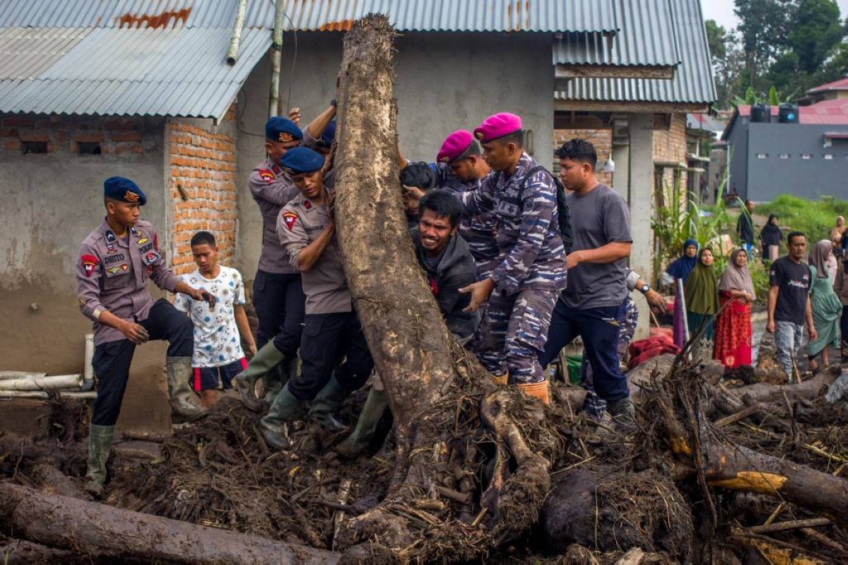 HEAVY LIFTING Rescue teams and residents move logs that had washed into residential areas as they search for missing victims at Batu Taba village, Agam regency, West Sumatra province, western Indonesia, on May 14, 2024. AFP PHOTO
