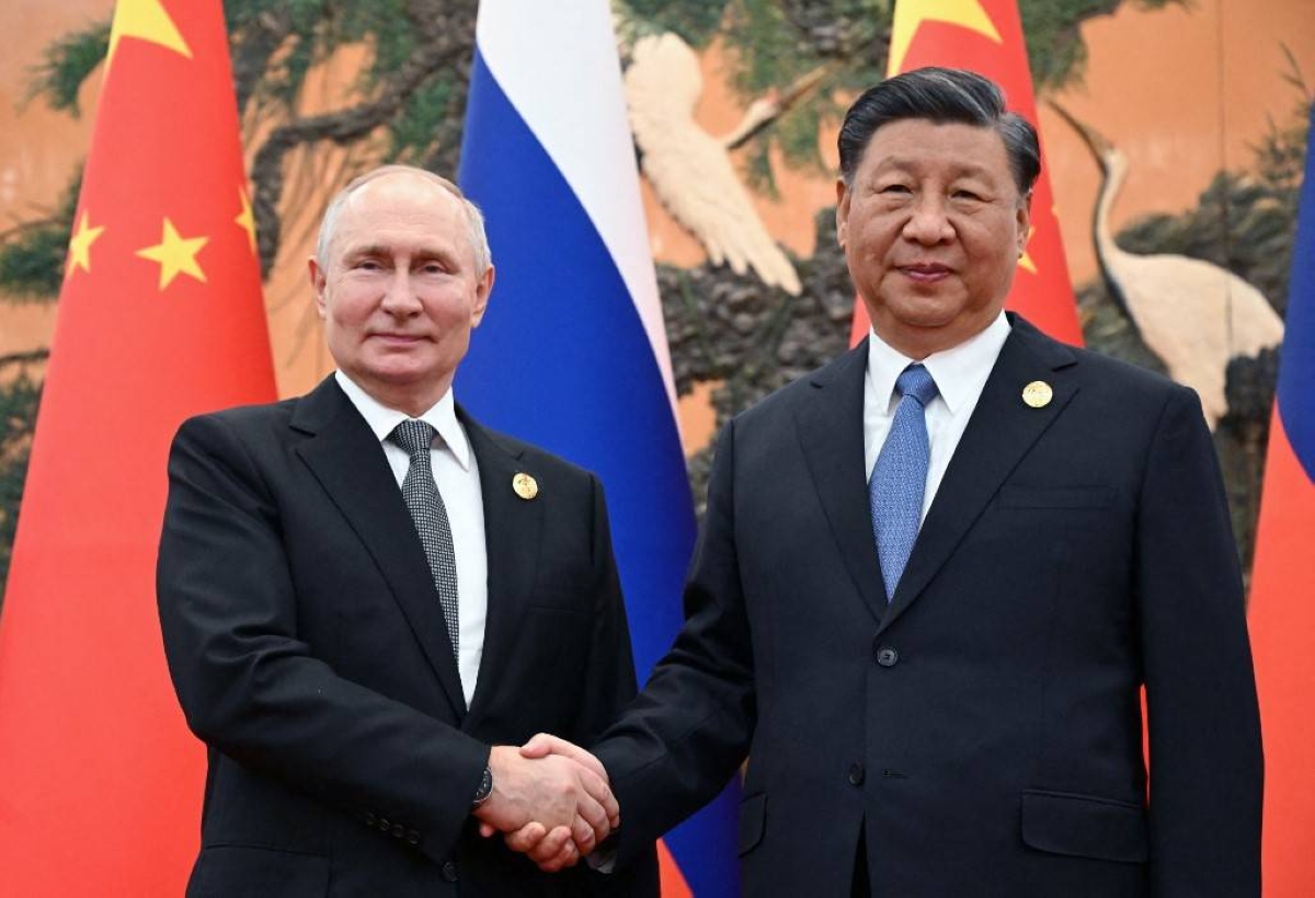 BEST BUDDIES Presidents Vladimir Putin of Russia (left) and Xi Jinping of China shake hands for the cameras during a meeting in the Chinese capital Beijing on Oct. 18, 2023. SPUTNIK PHOTO VIA AFP