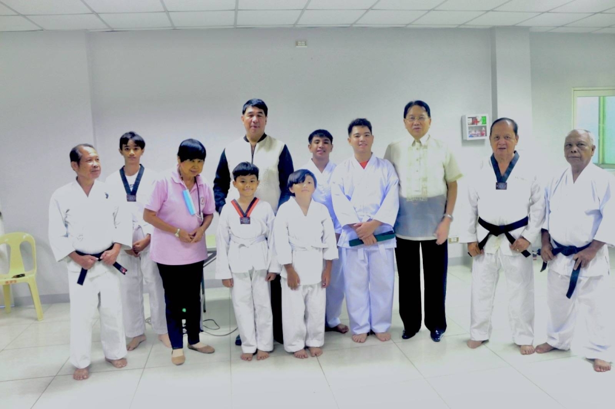 Gracing the karate belting ceremony are Manila District 5 Councilor Raymundo ‘Mon’ Yupangco and Sikaran-Karate Association of the Philippines (Sikap) National President and Training Instructor Manny Inserto (3rd from right) along with other officials of the Community Chest Foundation Inc. and Sikap. CONTRIBUTED PHOTO