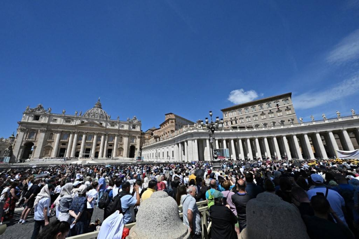 STAY TO PRAY Pilgrims and tourists attend Pope Francis’ recitation of the Regina Coeli prayer at St. Peter’s Square in the Vatican on May 5, 2024.  AFP PHOTO