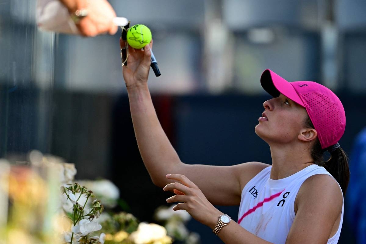 MAKING HISTORY Poland’s Iga Swiatek signs autographs after winning against USA’s Coco Gauff at the Women’s WTA Rome Open tennis tournament at Foro Italico in Rome on May 16, 2024. AFP PHOTO