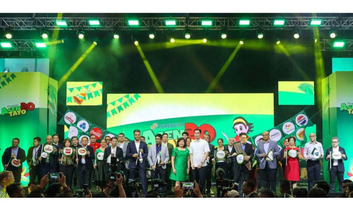 Susan Co, chairman of Puregold Price Club, Inc. and Ferdinand Vincent Co, president of Puregold Price Club, Inc. (center) with the chain’s partner suppliers, celebrating the 20th Negosyo Convention.