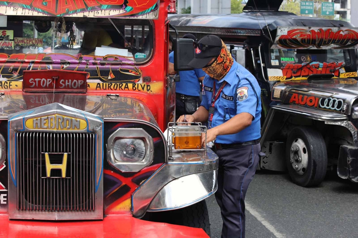 An enforcer of the Metropolitan Manila Development Authority (MMDA) apprehends a jeepney driver along EDSA-Aurora Boluevard in Cubao, Quezon City on Wednesday, May 15, 2024. Transport groups Manibela and Pagkakaisa ng mga Samahang ng Tsuper at Opereytor Nationwide (Piston) urged the Supreme Court on Tuesday, May 14, to issue a temporary restraining order (TRO) on the Public Utility Vehicle Modernization Program (PUVMP) ahead of the last day of the 15-day reprieve to unconsolidated jeepney drivers to ply their routes without penalty. PHOTOS BY ISMAEL DE JUAN

