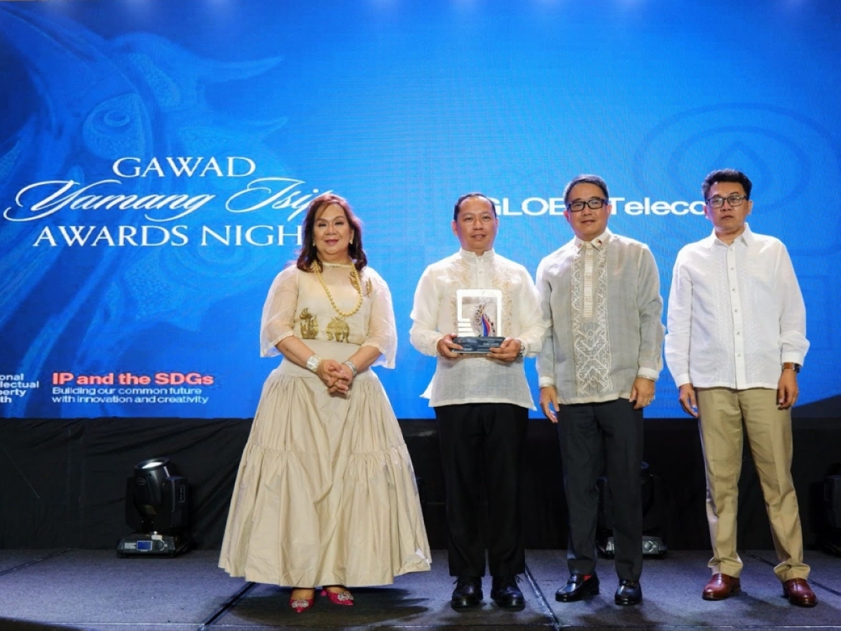 Carlo Santos (second from left), Globe’s senior director for Analytics, Intelligence and Stakeholder Engagement, receives the Intellectual Property Office of the Philippines’ citation for Globe at the recent Gawad Yamang Isip Awards. CONTRIBUTED PHOTO