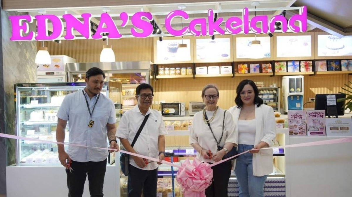 Edna’s Cakeland CEO Anna Gonzales (rightmost) opens the bakery’s newest branch together with her partner Justin Cuyugan and her parents and Edna’s Cakeland founders Edna and Herminio Gonzales (center). The family-owned bakery is well-loved for its wide array of cakes, breads and pastries.