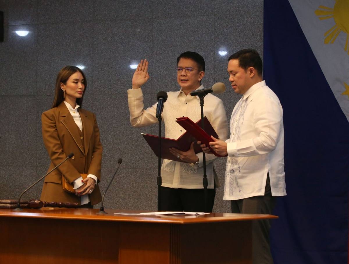 With wife Heart Evangelista beside him, Sen. Francis Escudero takes his oath as Senate president. PHOTO BY RENE H. DILAN