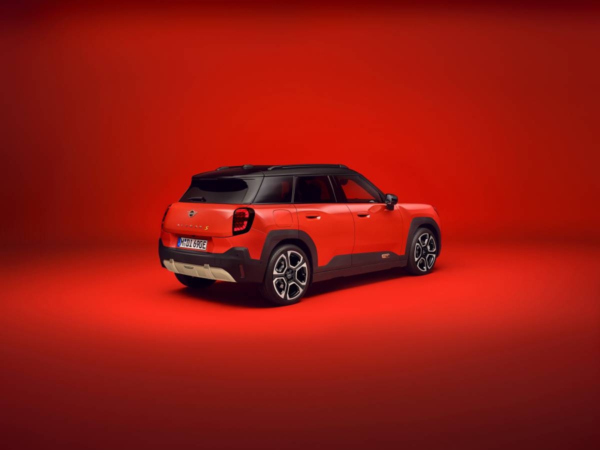 The Mini Aceman E variant boasts of a 135 kW/184 hp electric motor with a torque of 290 Nm.