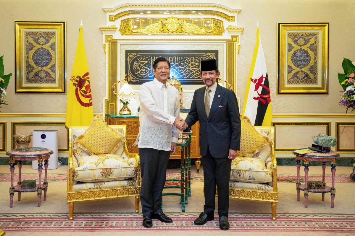 STRONGER TIES Brunei's Sultan Hassanal Bolkiah (right) shakes hands with Philippine President Ferdinand Marcos Jr. (left) during his official visit at Istana Nurul Iman in Bandar Seri Begawan on May 28, 2024. PHOTO BY DEAN KASSIM / AFP