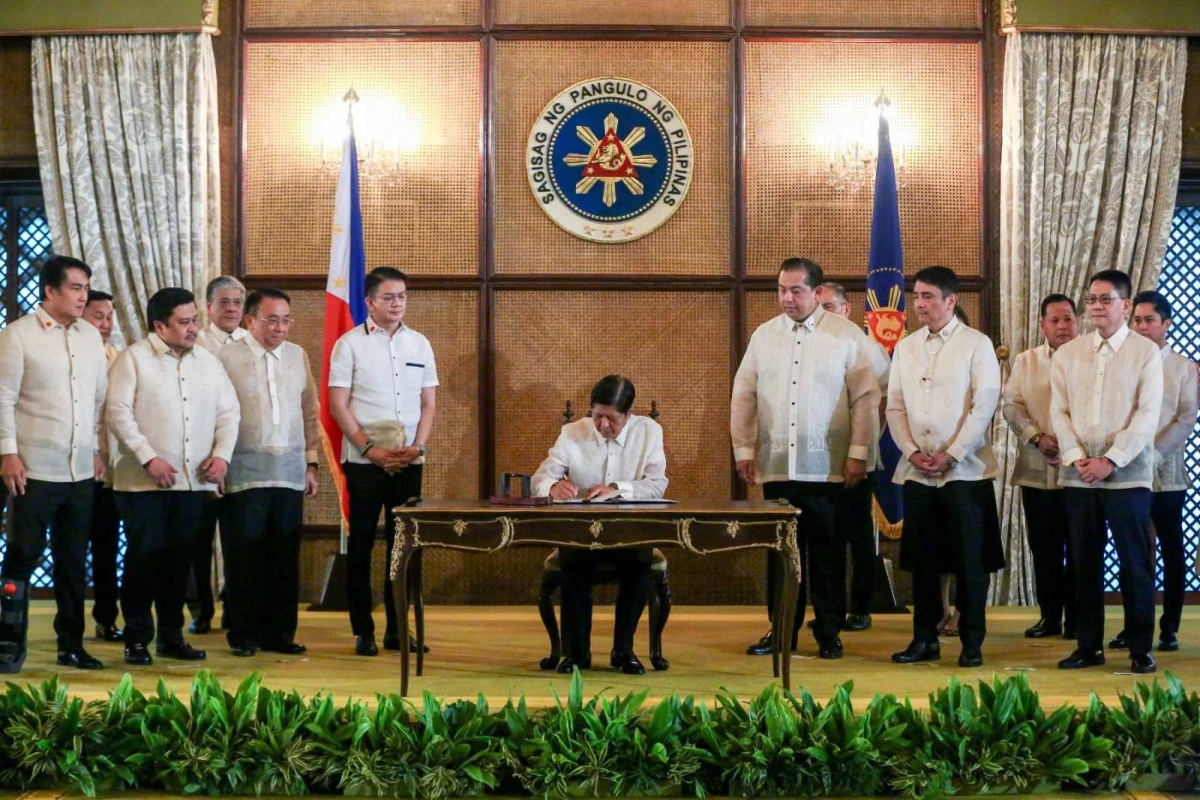 MARCOS SIGNS LAW FOR TEACHERS | The Manila Times