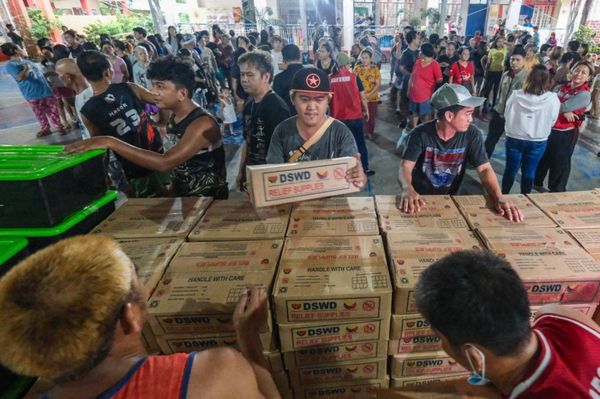 Maly Rizal AID DISTRIBUTION | The Manila Times
