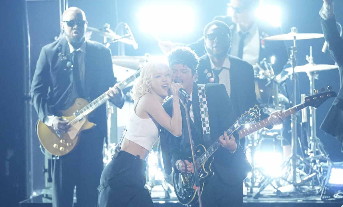 Rosé and Bruno Mars’ opened Grammys with an electric rendition of ‘APT.’