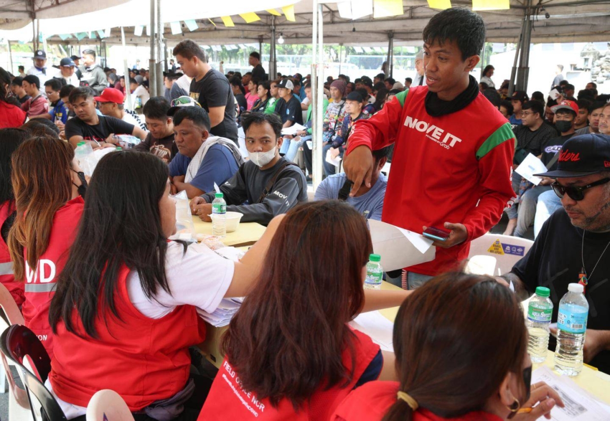 DELIVERY RIDERS GET CASH AID | The Manila Times
