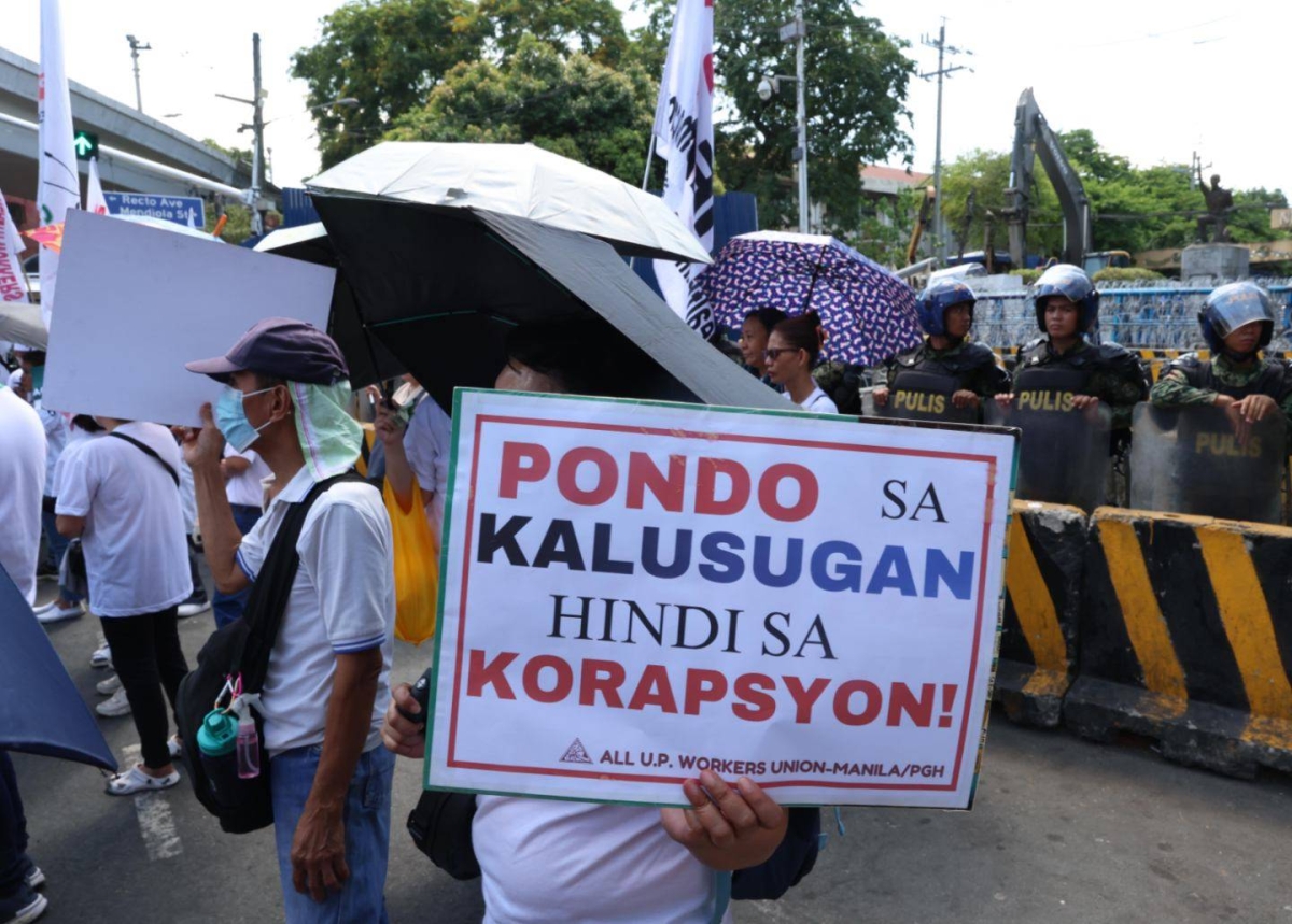 HEALTH WORKERS PROTEST | The Manila Times