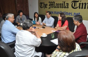 Jose Mari Mercado (center), president and CEO of Business Processing Association Phils., meets with The Manila Times editors on Thursday to give a briefing on the state of the business process outsourcing industry. Attending the roundtable meeting were Publisher-Editor Rene Bas (back to camera), President and CEO Dante ‘Klink’ Ang 2nd, columnist TJ Lopez (partly covered), Managing Editor Beting Laygo Dolor, reporter Kristyn Nika Lazo, Mercado, BPAP Executive Director Genny Marcial Innocencio, and Business Editor Conrad Carino. photo by edwin muli