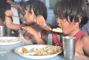 Children eat their meal at the World Missionary Council run by South Korea. The foundation provides food for indigent children at 3 p.m. every day at the Baseco compound in Manila. The Social Weather Stations had said that the number of hungry families increased in March. PHOTO BY EDWIN MULI