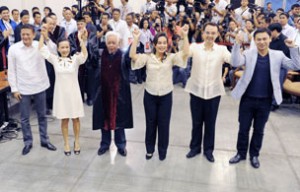 Philippine Commission on Elections (COMELEC) chairman Sixto Brillantes Jr. (3rd L) gestures with Francis Escudero (L), Grace Poe (2nd L), Loren Legarda (3rd R), Alan Peter Cayetano (2nd R), and Sonny Angara (R), declared senators-elect  by the Philippine Commission on Elections as some of the winners of the May 13 polls for 12 posts in the 24-seat Philippine Senate, in Manila on May 16, 2013.  AFP PHOTO / Jay DIRECTO