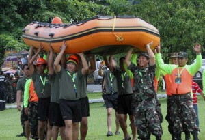 Army soldiers lift a rubber boat as part of a rescue demonstration during ceremonies in Camp Aguinaldo for the integration of disaster risk and reduction management units of local governments. Photo by Mike de Juan