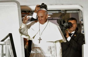 Pope Francis waves as he boards the plane for his departure after concluding a week-long trip to Brazil, at the air base in Rio de Janeiro on Sunday (Monday in Manila).   AFP PHOTO