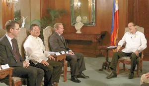 President Benigno Aquino 3rd exchanges pleasantries with World Bank East Asia and Pacific Vice President Axel van Trotsenburg (third from left) who paid a courtesy call on the Chief Executive in Malacañang on Friday. Joining the WB executive were International Finance Corp. (IFC) resident representative Jesse Ang and IFC Asia and the Pacific director Sergio Pimenta.