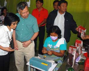 Trade Secretary Gregory Domingo (second from left) visits a coffee production facility in Barangay Balawag, Tabuk City, Kalinga, under the Shared Services Facility (SSF) program