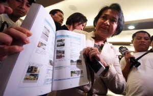 Commission on Audit chair Maria Gracia Pulido Tan shows to the media the report on their special audit conducted on the Priority Developement Assistance Fund and Various Infrastructure including Local Projects during a press conference at their head office in Quezon City on Friday. PHOTO BY MIGUEL DE GUZMAN 