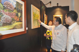 Manila Mayor Joseph Estrada and Vice Mayor Isko Moreno view some of the paintings by the late president Cory Aquino on exhibit at the Manila Hotel. PHOTO BY EDWIN MULI