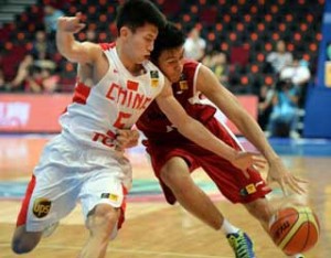 Liu Xiaoyu (left) of China jostles for the ball with Ooi Ban Sin of Malaysia. China routed Malaysia, 113-22. AFP PHOTO 